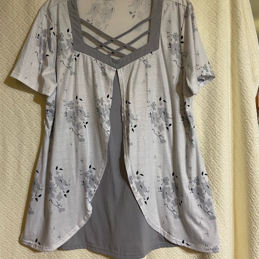 Women’s XXL top. Worn once. Comes from a smoke/animal free home. Stretchable.